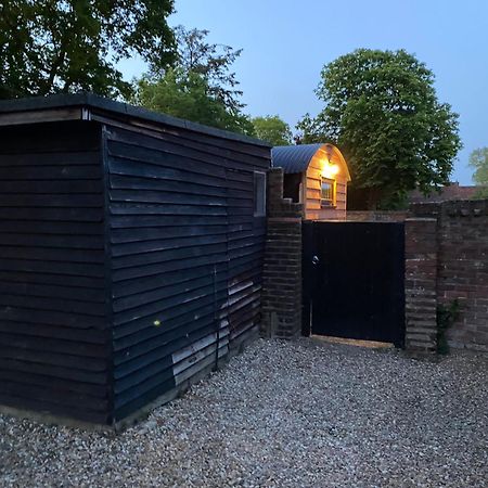Hotel Gatwick Hideaway Hut Charlwood Exteriér fotografie