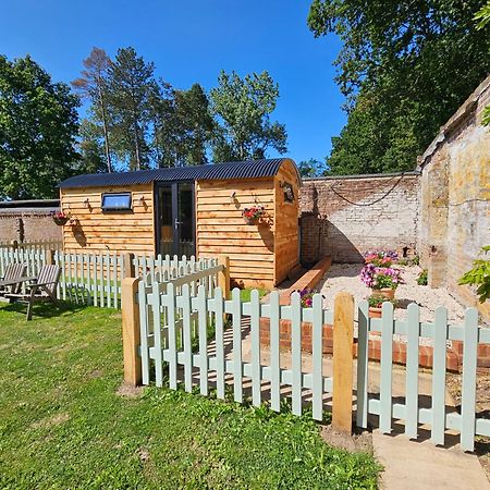 Hotel Gatwick Hideaway Hut Charlwood Exteriér fotografie