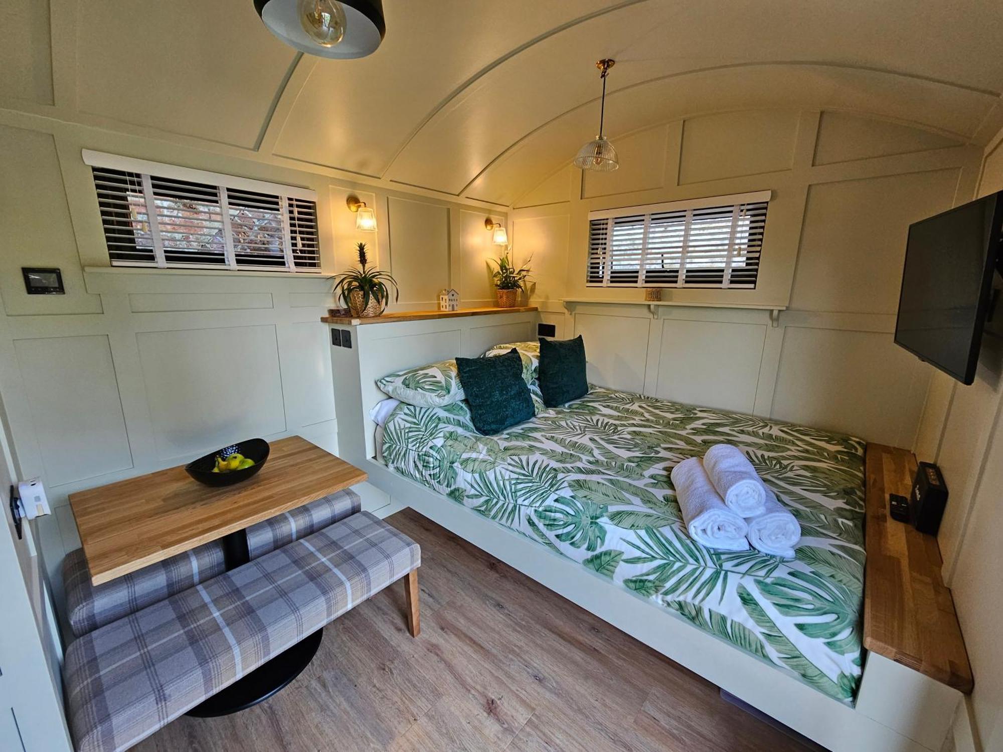 Hotel Gatwick Hideaway Hut Charlwood Exteriér fotografie