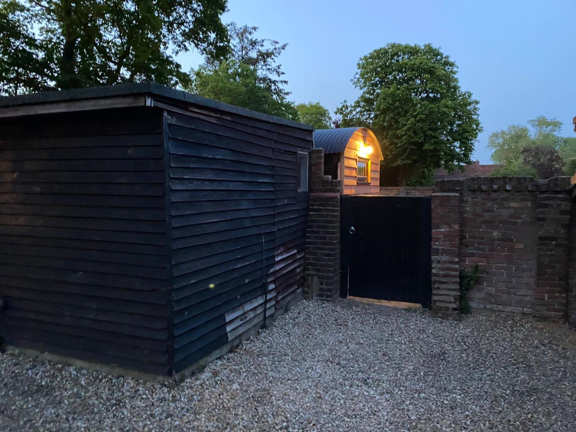 Hotel Gatwick Hideaway Hut Charlwood Exteriér fotografie