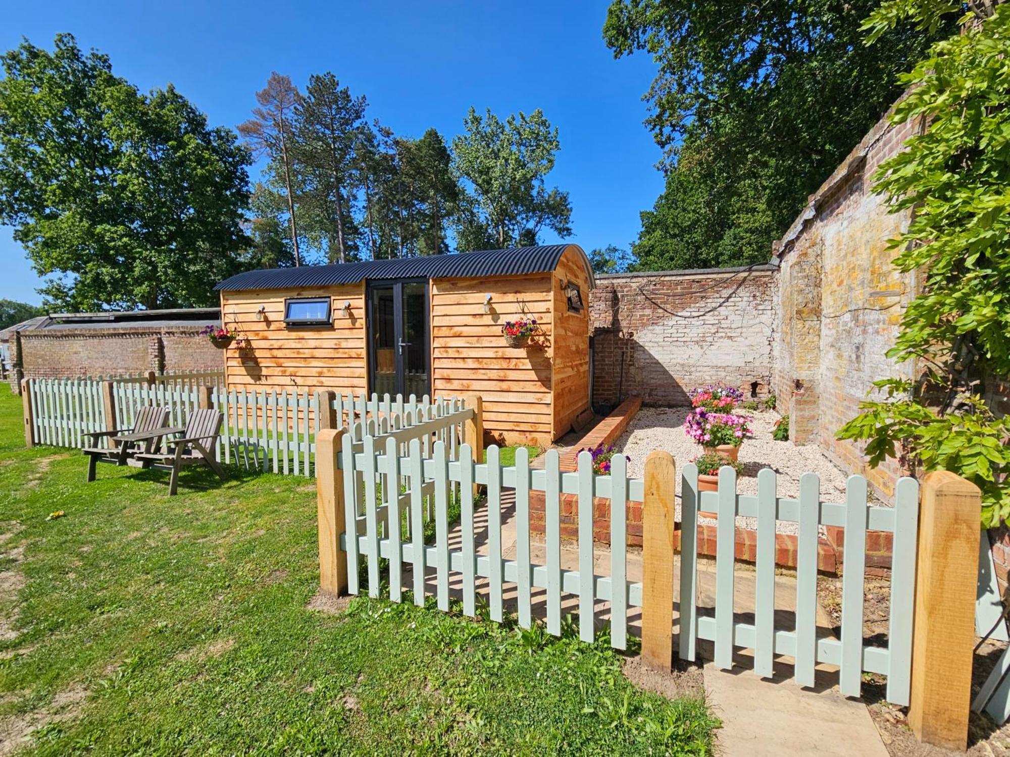Hotel Gatwick Hideaway Hut Charlwood Exteriér fotografie