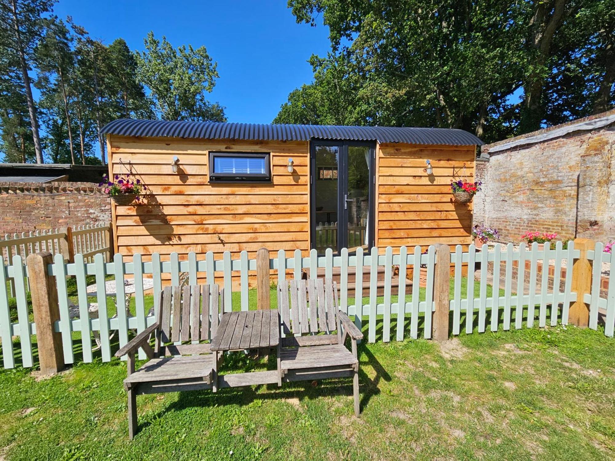 Hotel Gatwick Hideaway Hut Charlwood Exteriér fotografie